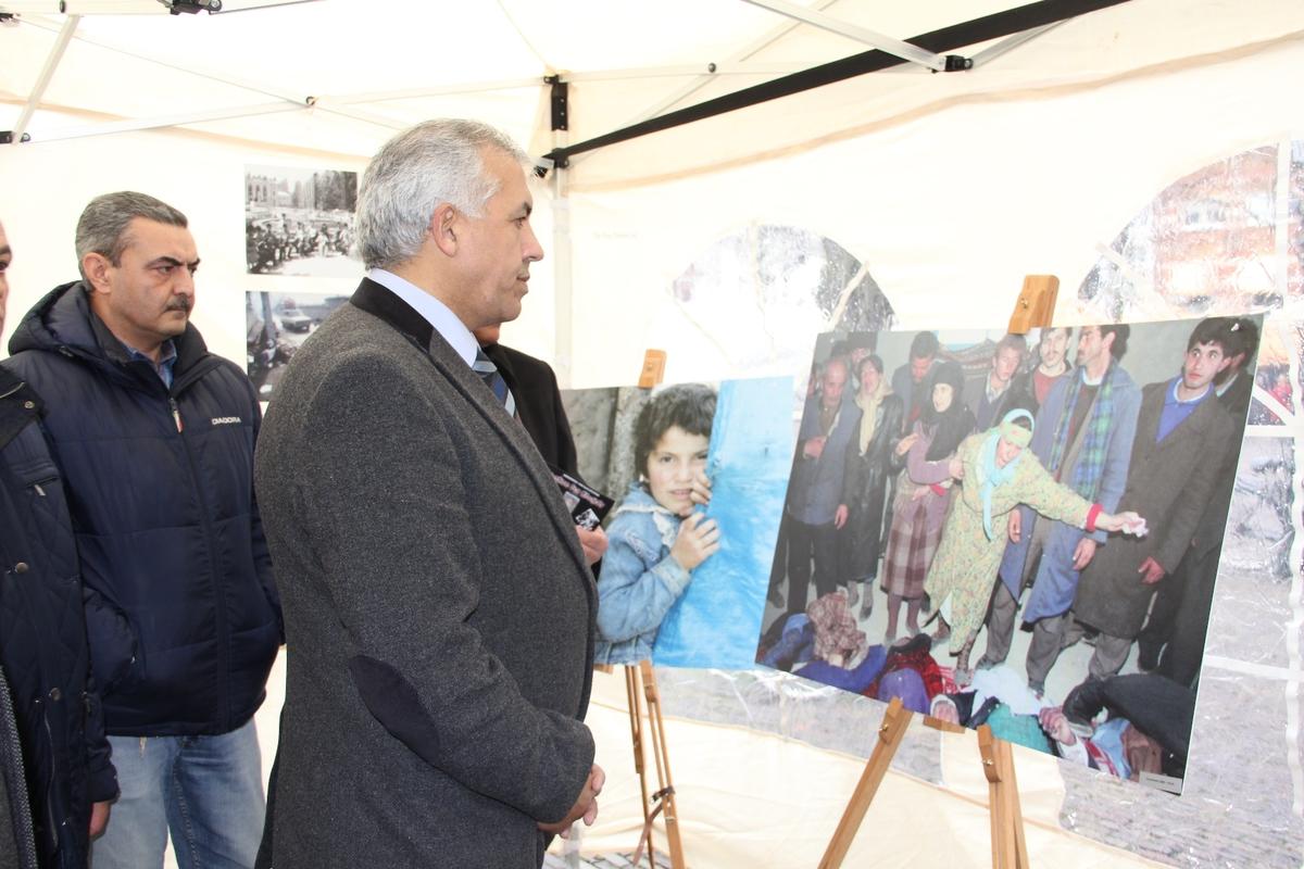 NL-Meclisi önünde katliama  fotoğraf sergisi açıldı