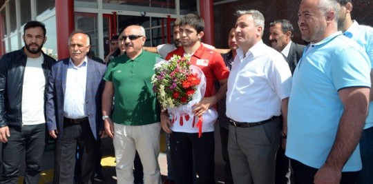Gururumuz Yakup Gör, Erzurum’da Çiçeklerle Karşılandı