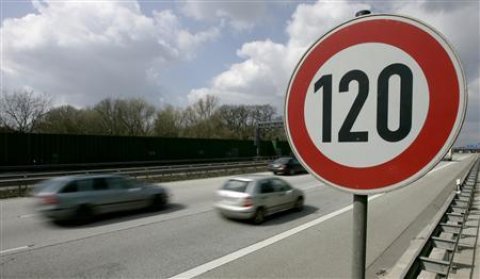 A12 otoyoluna yerleştirilen yanlış trafik levhalarına dikkat!
