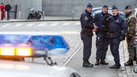 Belçika’da bir adam iki çocuğu bıçakladı ve camdan aşşağı attı…