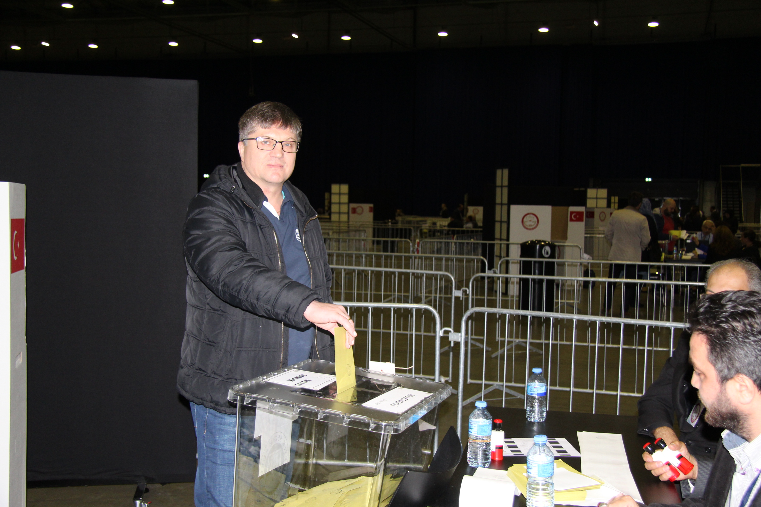 Hollanda’da da oy verme işlemi beşinci gününde sorunsuz devam ediyor.