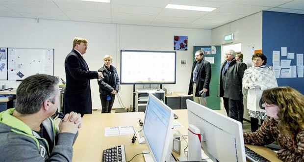 Willem Alexander sığınmacıların kaldığı merkezi ziyaret etti