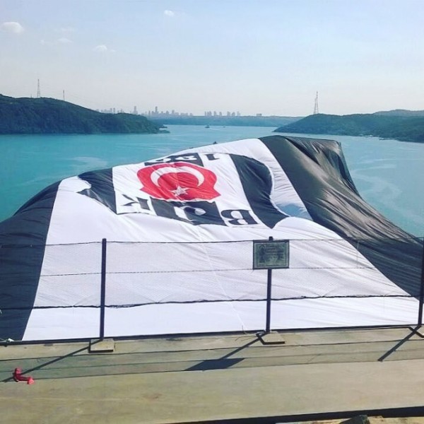 Türkiye’de bir ilk yaşandı. Şampiyon olan takımın bayrağının diğer sezon başlayana kadar köprüye asılması uygulamasında bir ilk gerçekleşti.