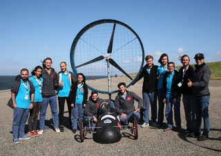 (YTÜ) öğrencileri, Hollanda’dan rüzgar enerjili araç yarışindan kupayla döndü.