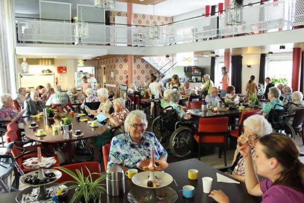Hollanda’da yaşlıların yaşadığı bağımsız bir huzurevi ayda 30 saatlik gönüllü çalışma