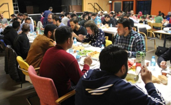 Hollanda’da Mülteciler ile Müslüman Gençler Aynı Sofrayı Paylaştı