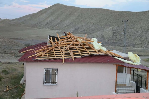 Oltu’da şiddetli fırtına evin çatısını uçurdu