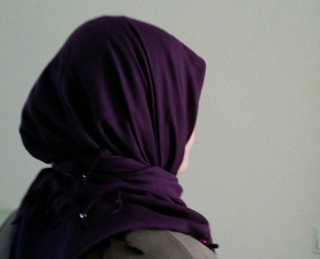 Hollanda’da İslamofobik Saldırı Başörtüsünü çıkarmadığı için iki kişi tarafından darbedilen kız çocuğu, hafif beyin sarsıntısı geçirdi.