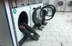 Paris’te kurutma makinelerinde uyuyan göçmen çocuklar tartışma yarattı!