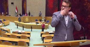 Hollanda Parlamentosunda Panik Anları! Meclis’te Oturum Sürerken Locadan Atladı