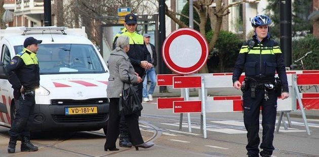 Hollanda’da Sürücü Aracıyla Grubun Arasına Daldı