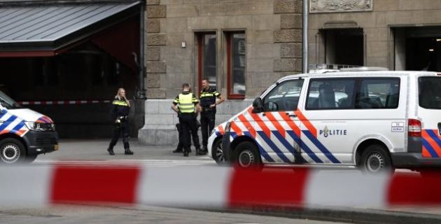 Amsterdam’da 2 Saldırgan, Silahla Vurularak Etkisiz Hale Getirildi