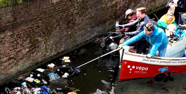 Amsterdam’da turistler kanallardan çöp topluyorlar