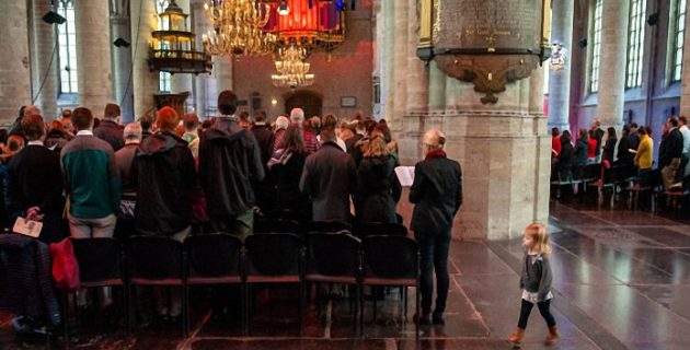 Hollanda’da Kiliseye Sığınan Ailenin Sınır Dışı Edilmesini Engellemek İçin 800 Saattir Ayin Yapiyorlar