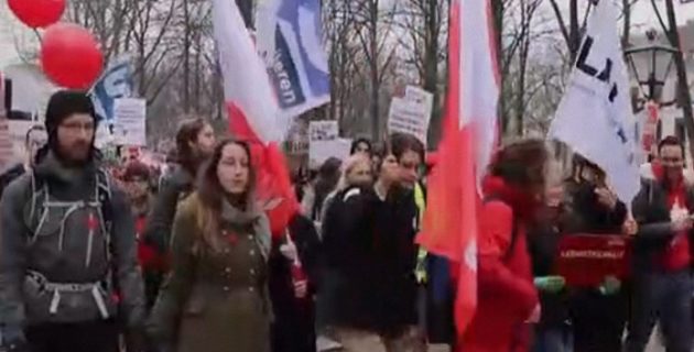 Hollanda’da Öğrencilerden “Eğitim Bursu” Protestosu