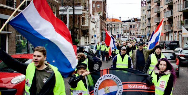 HOLLANDA’DA POLİS İLE SARİ YELEKLİLER ARASİNDA KAVGA
