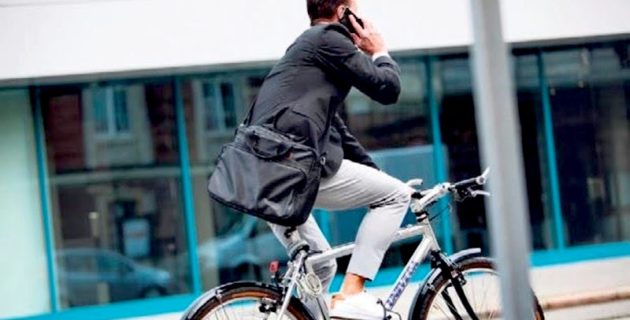 Hollanda bisiklette cep telefonu ile konuşmayı yasaklayacak