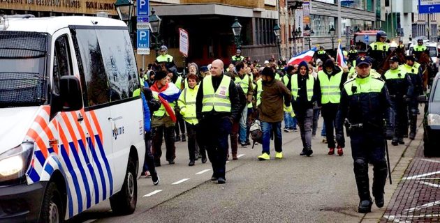HOLLANDA’DA ‘SARI YELEKLİLER’ RUTTE HÜKÜMETİNİ PROTESTO ETTİ