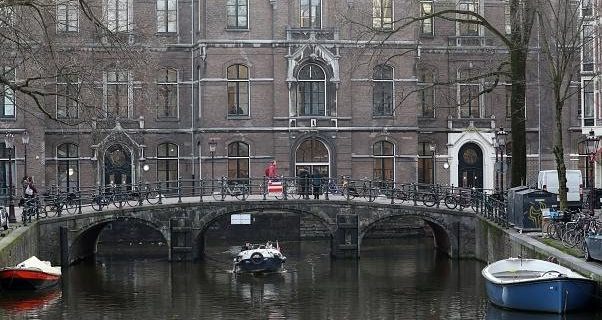 Amsterdam’da silahlı bir kişi merkez bankası yakınında vuruldu