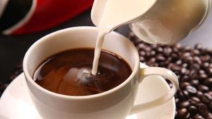 Kafeinsiz Güne Başlayamayanlara Kötü Haber: Kafein, Vücudumuzdaki Su Moleküllerini Yavaşlatıyor