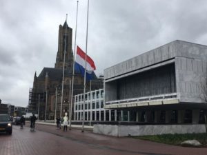 Arnhem Belediyesi Hollanda Bayrağın Yarıya İndirdi