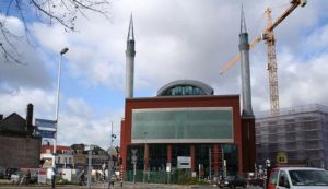 Hollanda’da Yeni Zelandalı Kadın Camiye Gelerek Özür Diledi