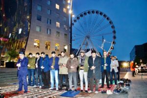 Hollanda’da üniversitelilerden şehir merkezinde sokak iftarı