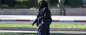 Hollanda’da belediye, haksız muamele gören burkalı kadından özür diledi