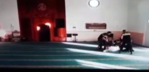 Camiye ayakkabı ve köpeğiyle baskın Hollanda polisine tepki