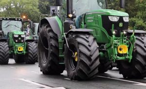 Hollandalı çiftçilerden protesto, Çiftçiler traktörlerle yolu kapattı