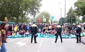 Amsterda’da 90 eylemci gözaltina alindi