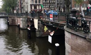 Hollanda’da köprüyü kapatan 130 çevreci aktivist gözaltına alındı