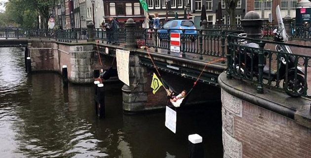 Hollanda’da köprüyü kapatan 130 çevreci aktivist gözaltına alındı