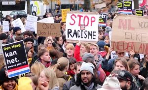 Hollanda’nın farklı kentlerinde ırkçılık karşıtı protestolar düzenlendi.
