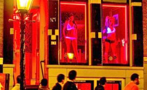 Amsterdam Belediyesi, turist sorununu erotik merkez ve cinsel ilişki oteliyle çözecek