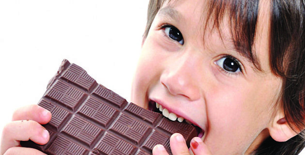 Çocuğunuzun başı çikolata yedikten sonra ağrıyorsa dikkat!