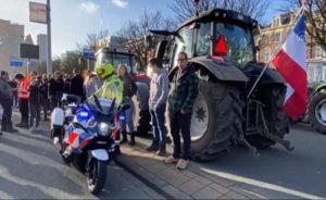 Hollanda’nın Lahey kentinde toplanan çiftçiler hükümetin tarım politikasını protesto etti.