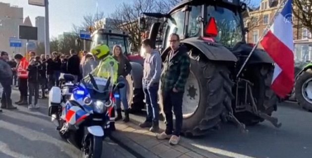 Hollanda’nın Lahey kentinde toplanan çiftçiler hükümetin tarım politikasını protesto etti.
