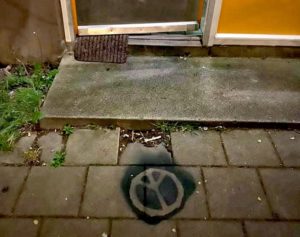 Hollanda’da müslümanların evinin önüne endişe veren sembol çizildi