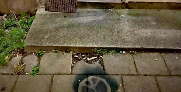 Hollanda’da müslümanların evinin önüne endişe veren sembol çizildi