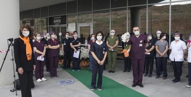 Hollanda’nın Ankara Büyükelçisi Kwaasteniet sağlık çalışanlarına çiçek dağıttı