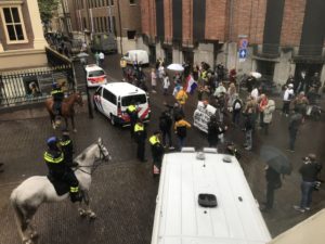 HOLLANDA’DA KOVİD-19 ÖNLEMLERİNE KARŞI İZİNSİZ PROTESTO
