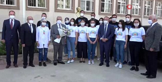 Gönüllü öğrenciler Hollanda’ya maske ihraç etti