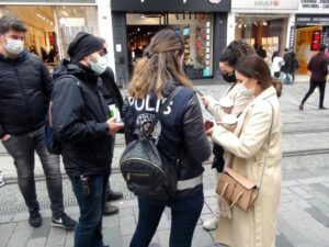 Polise “Kapa çeneni” diyen kadın Hollandali turistler gözaltına alındı