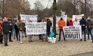 Hollanda’da kafe ve restoran sahipleri Kovid-19 önlemlerini protesto etti