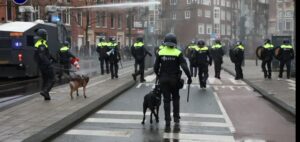 Eindhoven’da yasaklı gösteri şehir merkezinde tahribata yol açtı