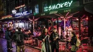 Amsterdam Belediyesi esrar satan kafelere  ?