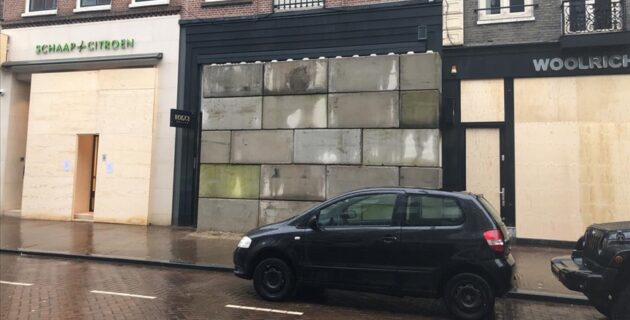 Amsterdam’da mağazalar yağmalamaya karşı tahta plaka ve beton bloklarla önlem alıyor