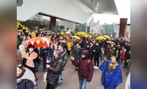 Hollanda’da karantina karşıtı protestolar devam ediyor