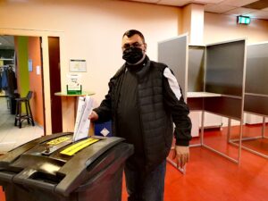 Hollanda seçimlerinde oy verme işlemi devam ediyor – Seçmenler oy kabinine bisikletleriyle geldi